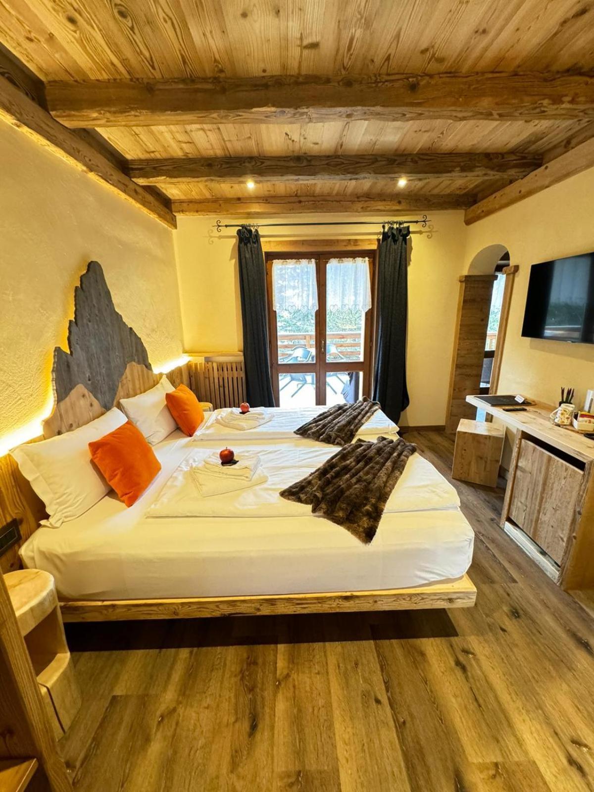 Hotel Ciasa Lorenzi กอร์ตินาดัมเปซโซ ภายนอก รูปภาพ
