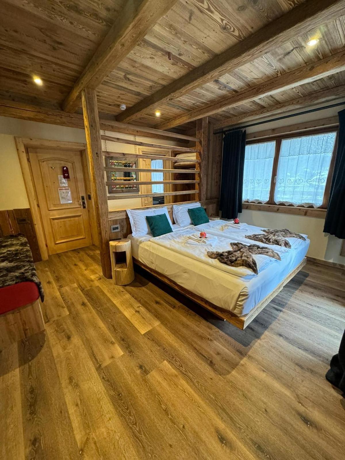 Hotel Ciasa Lorenzi กอร์ตินาดัมเปซโซ ภายนอก รูปภาพ